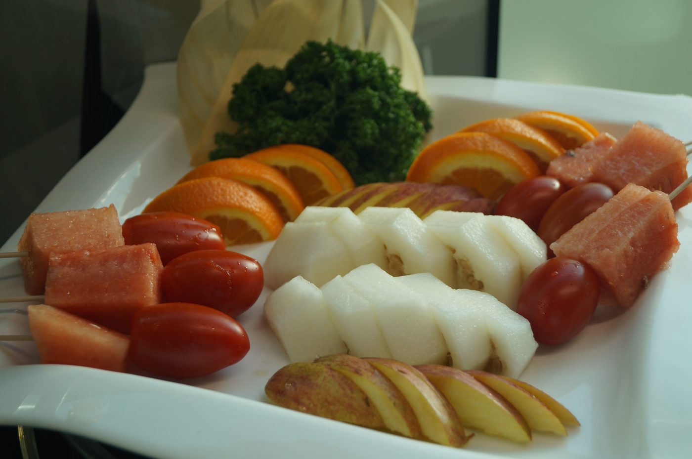 토마토와 배, 복숭아를 부채꼴로 담은 과일 접시